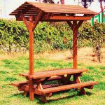 שולחן פיקניק מוצל מעץ