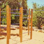 מתקן חצר לגני ילדים - מבוך סולמות עמודי עץ