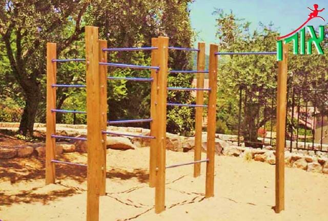 מתקן חצר לגני ילדים - מבוך סולמות עמודי עץ