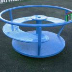 קרוסלה ממתכת בישיבה