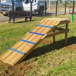 מתקן לכלבים - רמפת קפיצה מעץ