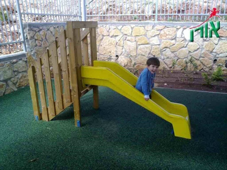 מתקן חצר לגני ילדים - גרם מדרגות ומגלשה