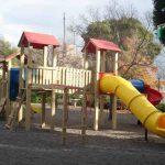 מתקן משחקים מעץ שקמה