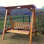 ריהוט עץ לגינה - נדנדה מעץ לחצר