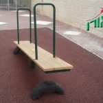 נדנדת עלה ורד בעמידה