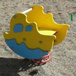 דמות קפיץ מפלסטיק סירה