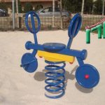 דמות קפיץ ממתכת אופנוע