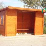 תחנות אוטובוס - תחנת אוטובוס סגורה מעץ