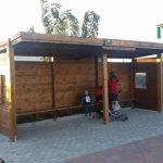 תחנות אוטובוס - תחנת אוטובוס מעץ באורך 6 מ'