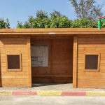 תחנות אוטובוס - תחנת אוטובוס סגורה עם חלונות מעץ