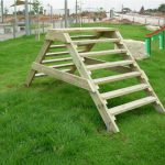 מתקן לכלבים - מדרגות טיפוס מעץ