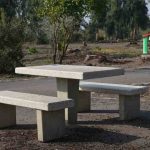 ריהוט רחוב מבטון - שולחן וספסלים מבטון לנכים