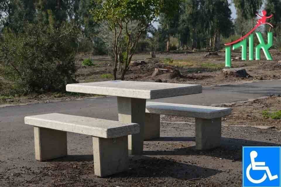 ריהוט רחוב מבטון - שולחן וספסלים מבטון לנכים