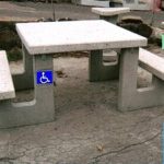ריהוט רחוב מבטון - שולחן פיקניק מבטון לנכים