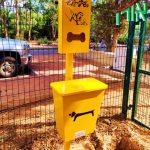 ריהוט לפארק כלבים - מתקן שקיות ופח לאיסוף גללי כלבים