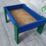 מתקן חצר לגני ילדים - שולחן חול ובוץ
