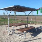 שולחן משולב מעץ ומתכת עם הצללה