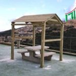 סככה מעל שולחן פיקניק