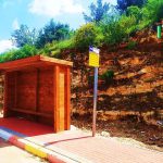 תחנת אוטובוס מעץ דופן צרה