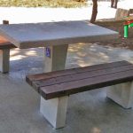 ריהוט רחוב מבטון - שולחן בטון וספסלי עץ