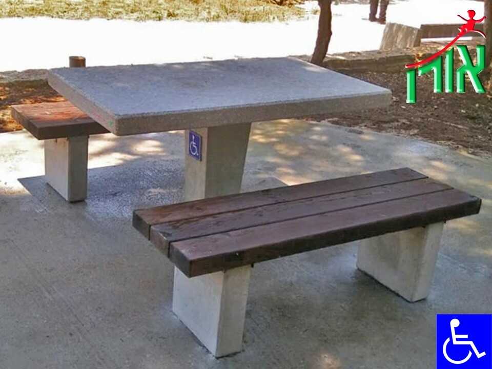 ריהוט רחוב מבטון - שולחן בטון וספסלי עץ