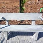 ספסל בטון עם משענת ומאחזי יד