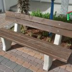 ספסל עץ ורגלי בטון