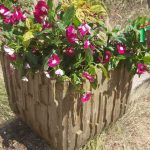 אדנית בטון מרובעת עם טקסטורה