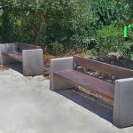 ספסל בטון עם לוחות עץ