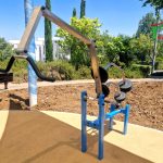 מתקן כושר משקולות חוץ - פשיטת מרפקים