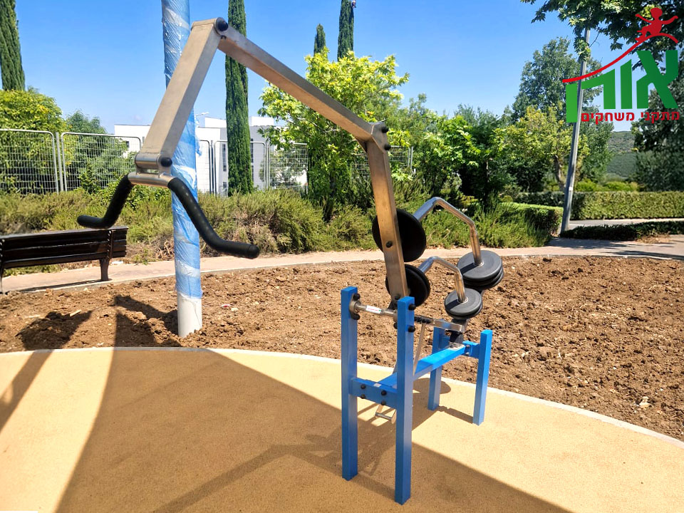 מתקן כושר משקולות חוץ - פשיטת מרפקים
